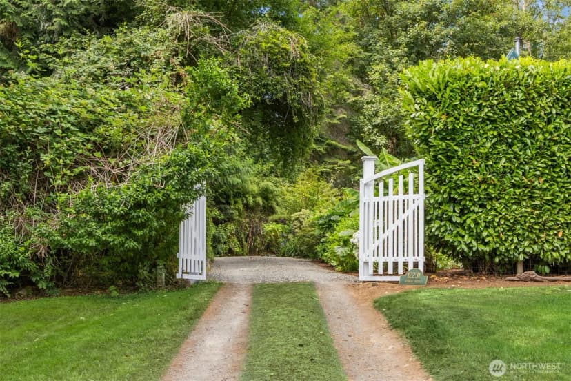 Property photo for 12231 Sunrise Drive Ne, Bainbridge Island photo 40