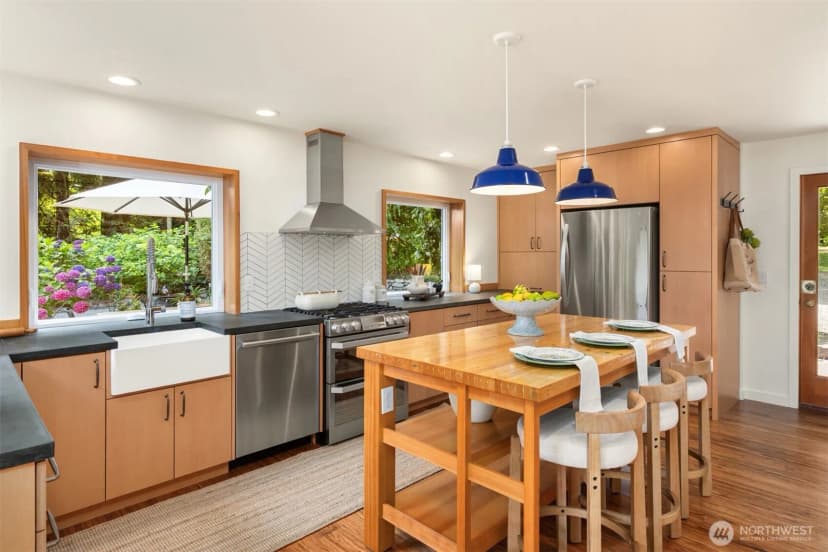 Property photo for 12231 Sunrise Drive Ne, Bainbridge Island photo 9