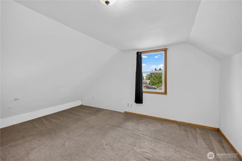 Property photo for 804 Crescent Drive, Grandview photo 9