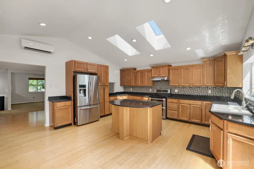 Property photo for 3203 Ne 195th St, Lake Forest Park photo 4