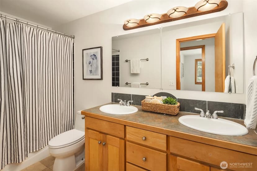 Property photo for 924 179th Court Ne, Bellevue photo 18