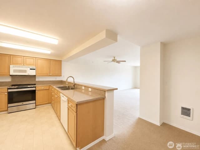Property photo for 15020 Bothell Way Ne #204, Lake Forest Park photo 4