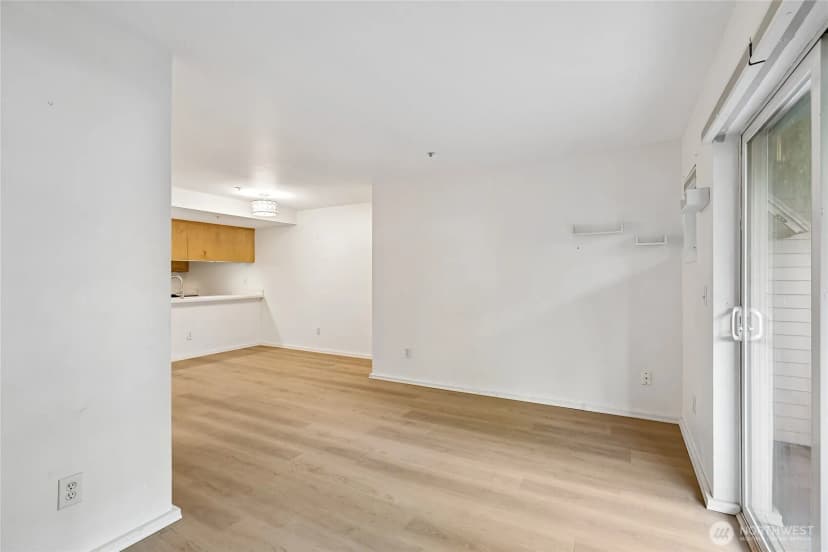 Property photo for 12345 Roosevelt Way Ne #306, Seattle photo 5