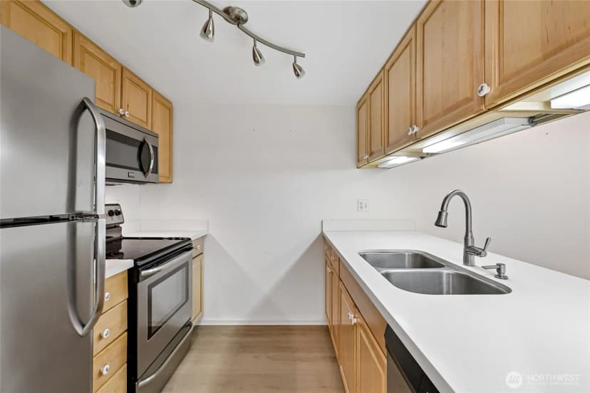 Property photo for 12345 Roosevelt Way Ne #306, Seattle photo 14