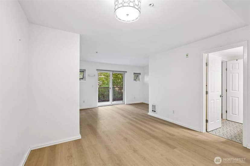 Property photo for 12345 Roosevelt Way Ne #306, Seattle photo 4