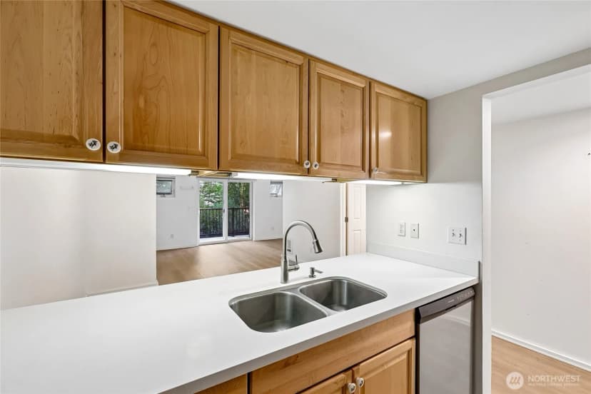 Property photo for 12345 Roosevelt Way Ne #306, Seattle photo 16