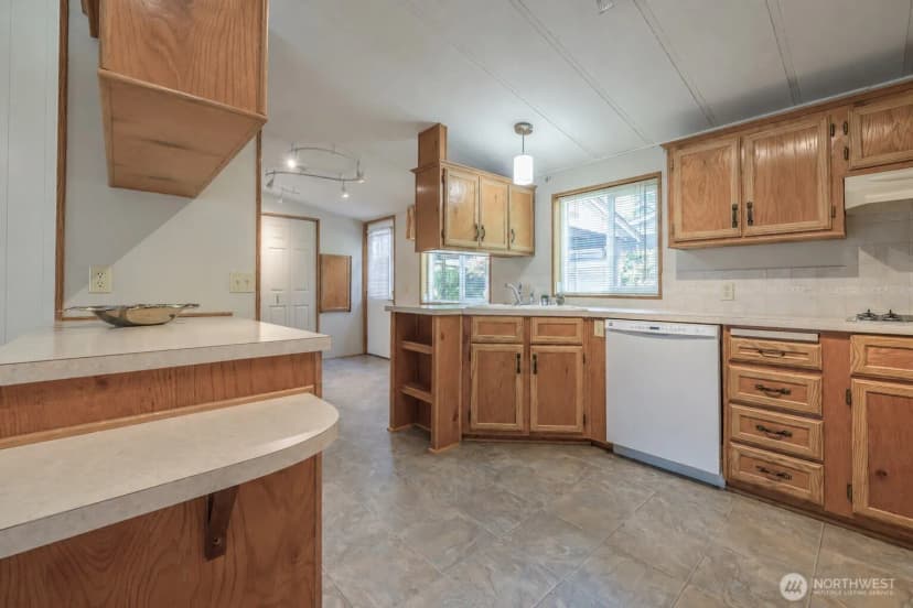 Property photo for 17308 Woodcrest Drive Ne, Bothell photo 14