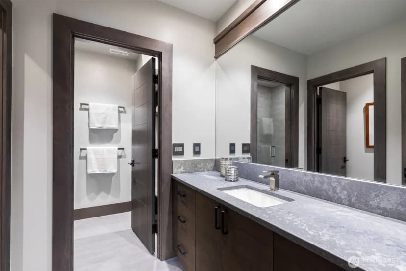 Property photo for 5629 Pleasure Point Lane Se, Bellevue photo 27