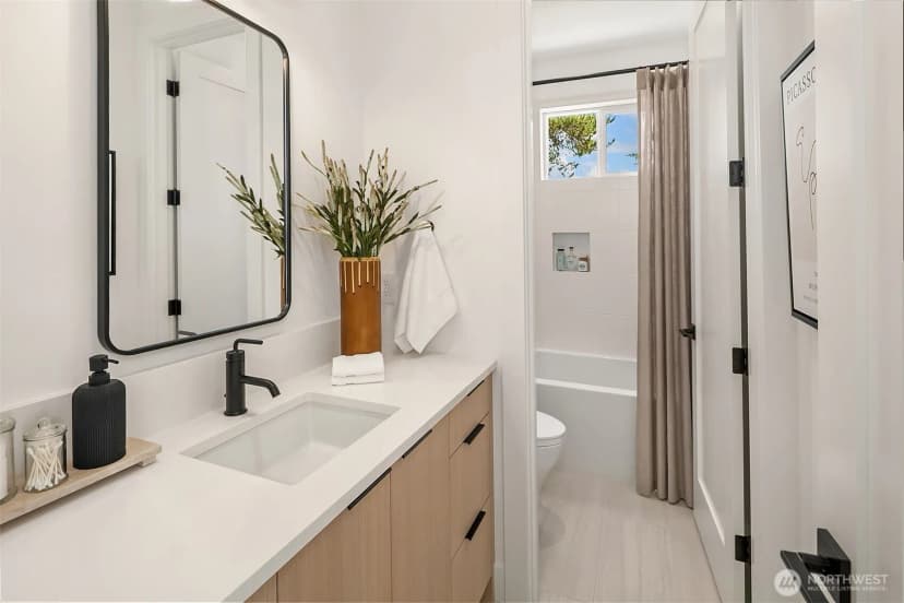 Property photo for 4231 53rd Avenue Ne, Seattle photo 11