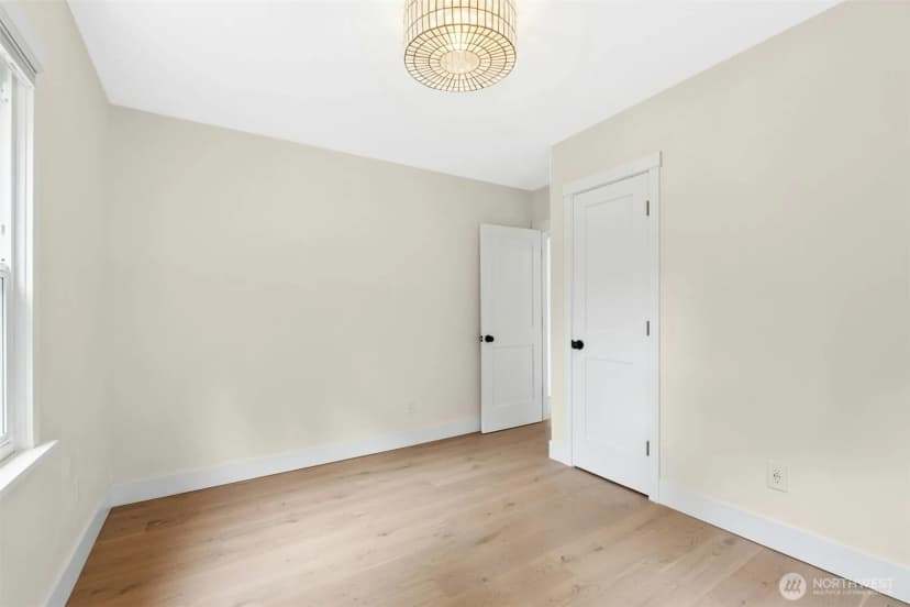 Property photo for 11728 Riviera Place Ne, Seattle photo 24
