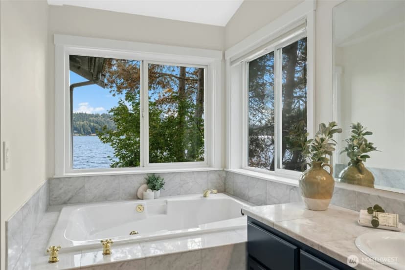 Property photo for 11728 Riviera Place Ne, Seattle photo 17