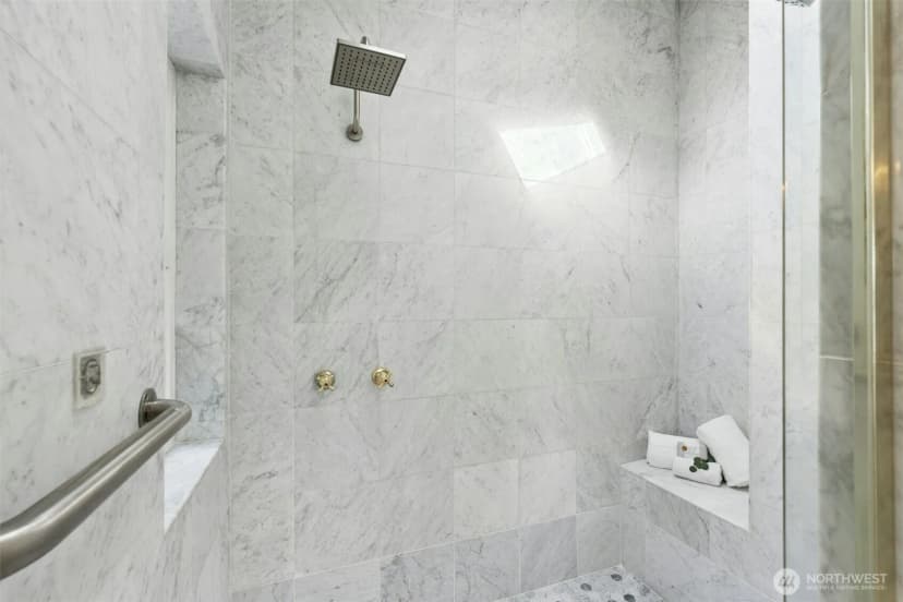 Property photo for 11728 Riviera Place Ne, Seattle photo 18
