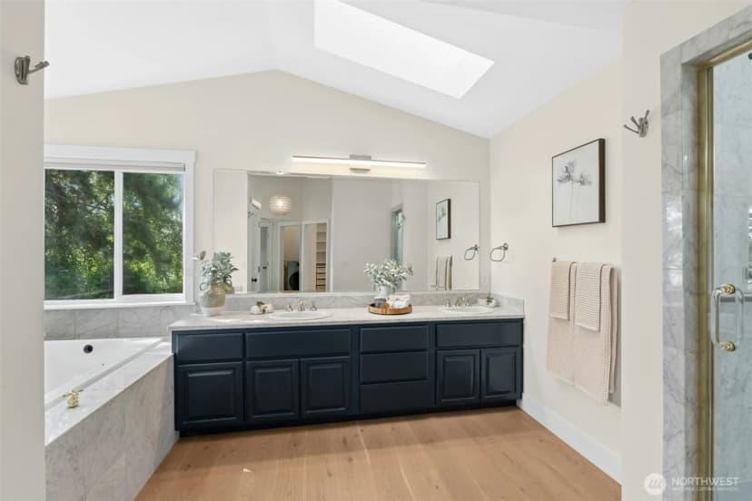 Property photo for 11728 Riviera Place Ne, Seattle photo 16
