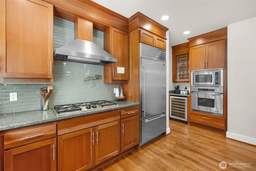 Property photo for 9845 Ne 22nd Street, Bellevue photo 12
