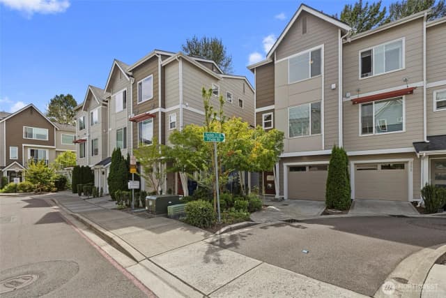 Property photo for 347 Vashon Court Ne, Renton photo 2
