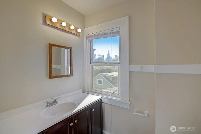 Property photo for 4247 7th Avenue Ne, Seattle photo 18