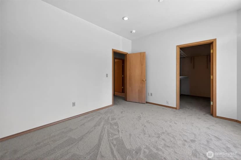 Property photo for 18432 W Lake Desire Drive Se, Renton photo 33