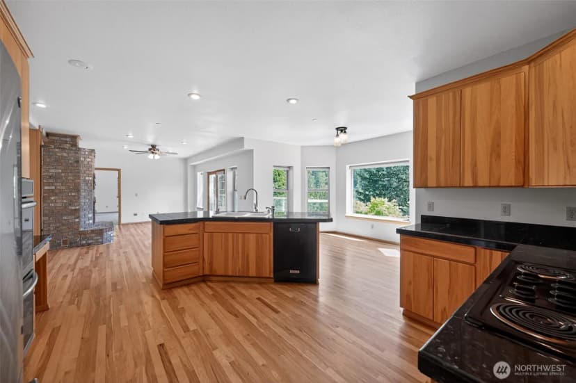 Property photo for 18432 W Lake Desire Drive Se, Renton photo 9