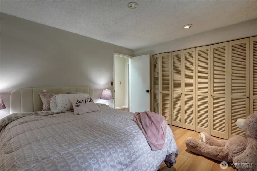 Property photo for 901 129th Place Ne, Bellevue photo 18