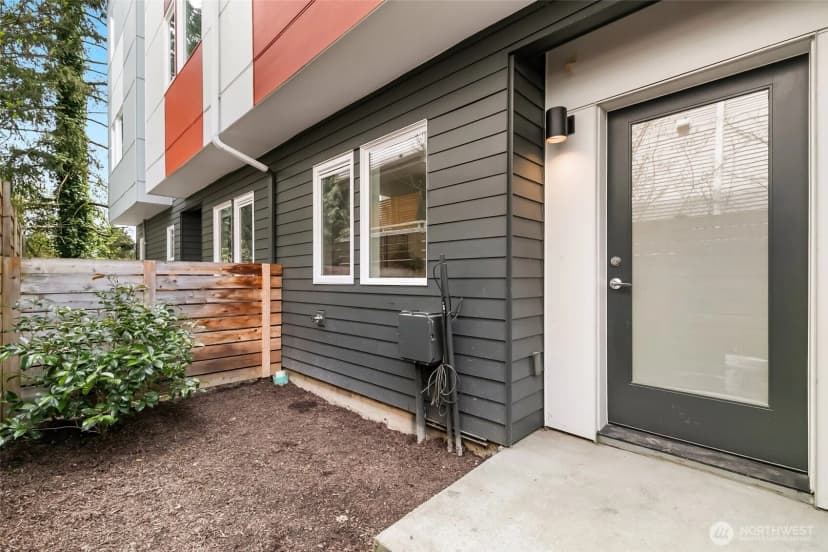 Property photo for 12524 15th Avenue Ne #b, Seattle photo 22