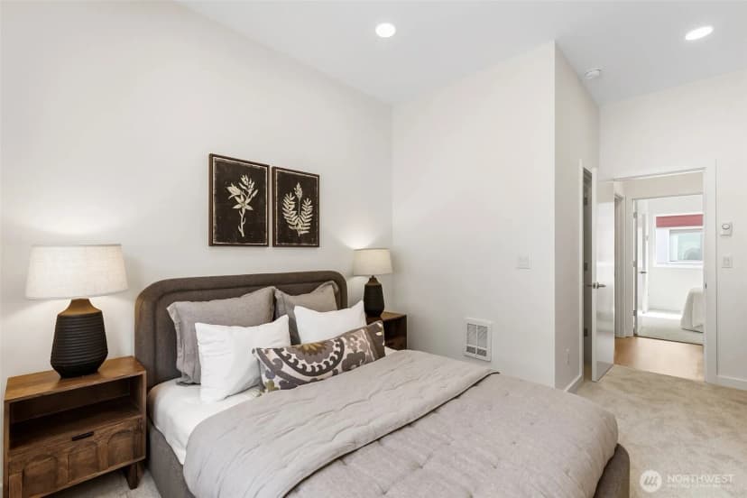 Property photo for 12524 15th Avenue Ne #b, Seattle photo 16