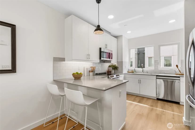 Property photo for 12524 15th Avenue Ne #b, Seattle photo 6