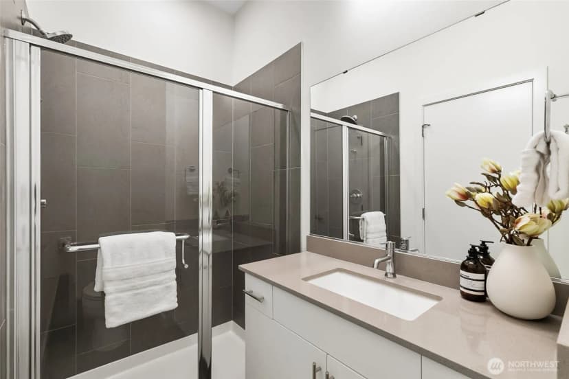 Property photo for 12524 15th Avenue Ne #b, Seattle photo 19