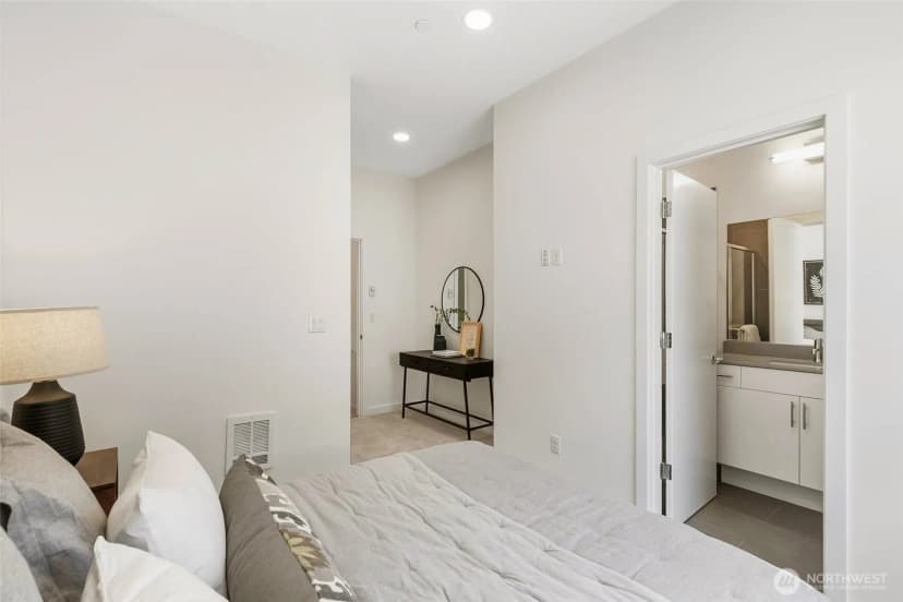 Property photo for 12524 15th Avenue Ne #b, Seattle photo 17