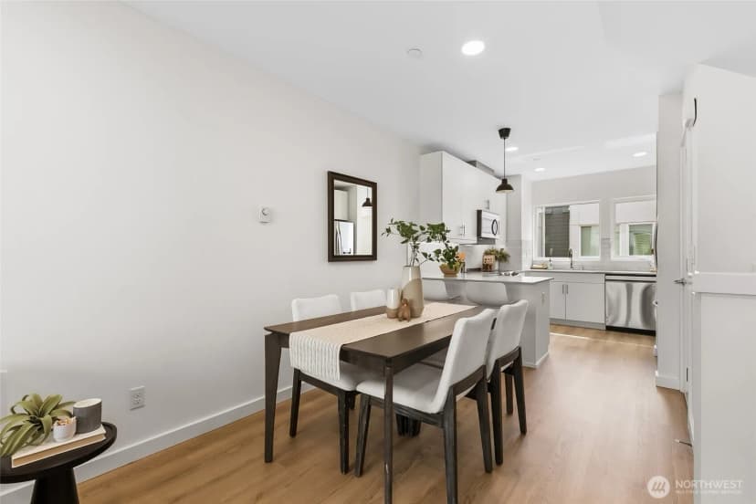 Property photo for 12524 15th Avenue Ne #b, Seattle photo 4
