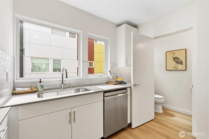 Property photo for 12524 15th Avenue Ne #b, Seattle photo 9