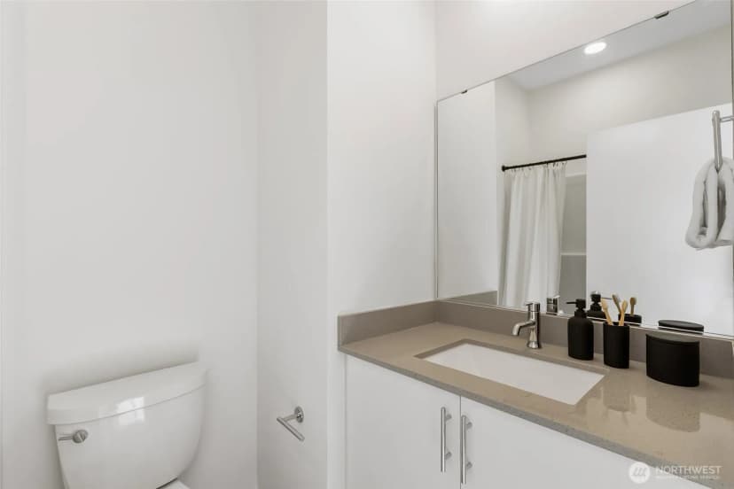 Property photo for 12524 15th Avenue Ne #b, Seattle photo 14