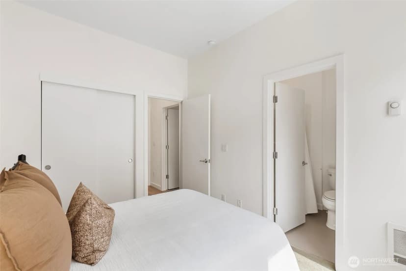 Property photo for 12524 15th Avenue Ne #b, Seattle photo 13