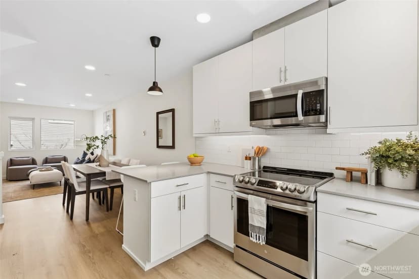 Property photo for 12524 15th Avenue Ne #b, Seattle photo 8