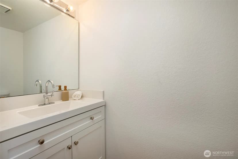 Property photo for 604 122nd Avenue Ne #3, Bellevue photo 9