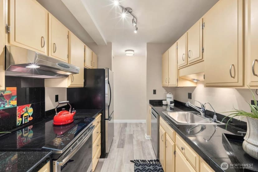 Property photo for 75 E Lynn Street ##b, Seattle photo 12