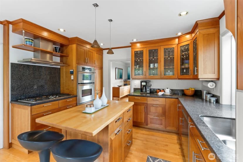 Property photo for 916 18th Avenue W, Kirkland photo 15