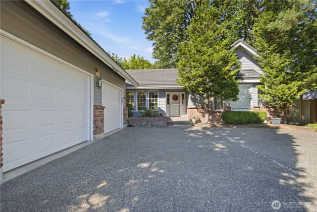 Property photo for 14018 Se 51st Place, Bellevue photo 2