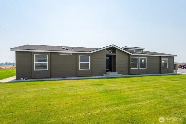 Property photo for 8379 Road 10 Nw, Ephrata photo 2
