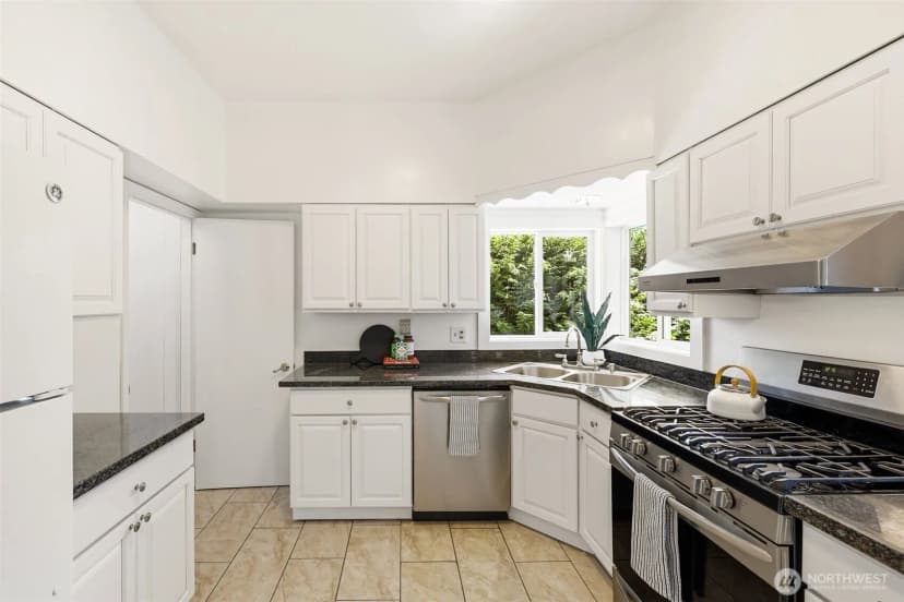 Property photo for 4318 1st Avenue Ne, Seattle photo 13