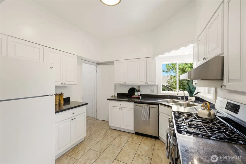 Property photo for 4318 1st Avenue Ne, Seattle photo 12
