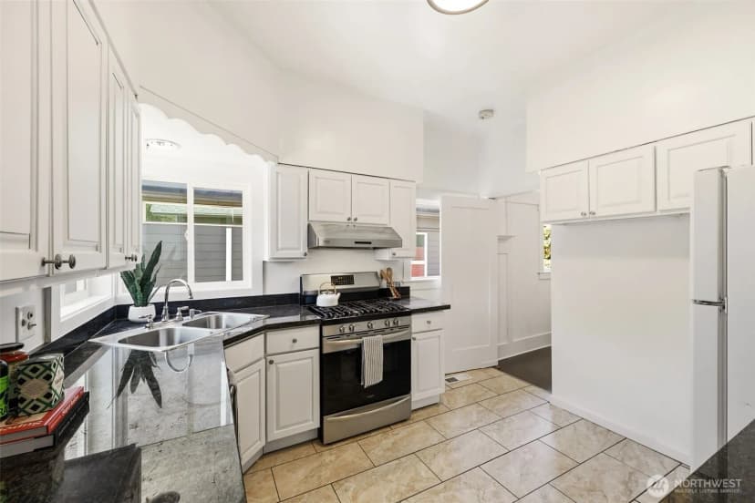 Property photo for 4318 1st Avenue Ne, Seattle photo 14
