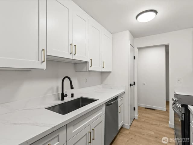 Property photo for 9905 Ne 124th Street #703, Kirkland photo 3
