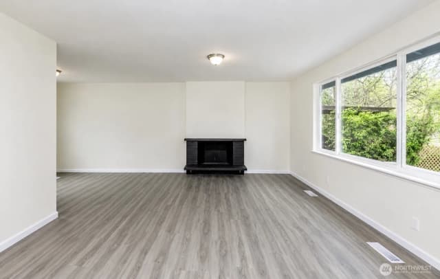 Property photo for 9439 11th Avenue Sw, Seattle photo 4