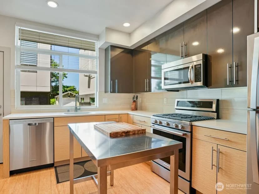 Property photo for 6911 California Avenue Sw #c, Seattle photo 9