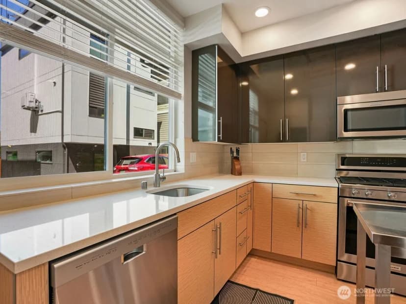Property photo for 6911 California Avenue Sw #c, Seattle photo 10