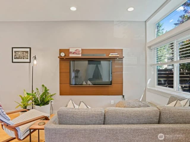 Property photo for 6911 California Avenue Sw #c, Seattle photo 5