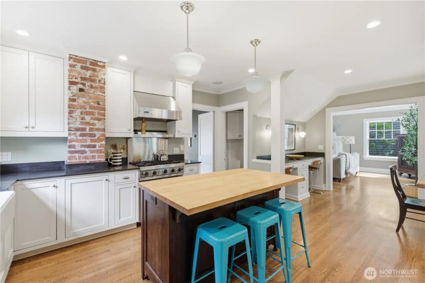Property photo for 3127 Broadway E, Seattle photo 8