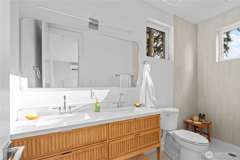 Property photo for 12749 37th Avenue Ne, Seattle photo 15