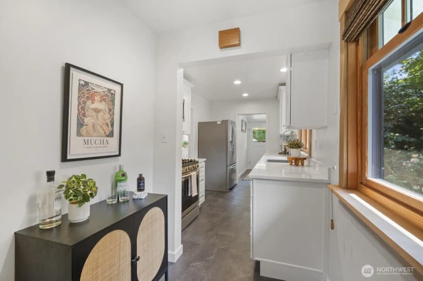 Property photo for 2916 Walnut Avenue Sw, Seattle photo 8