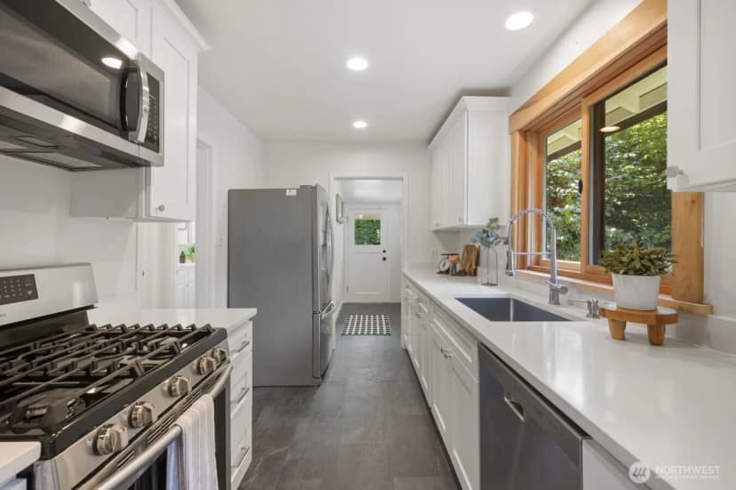 Property photo for 2916 Walnut Avenue Sw, Seattle photo 9